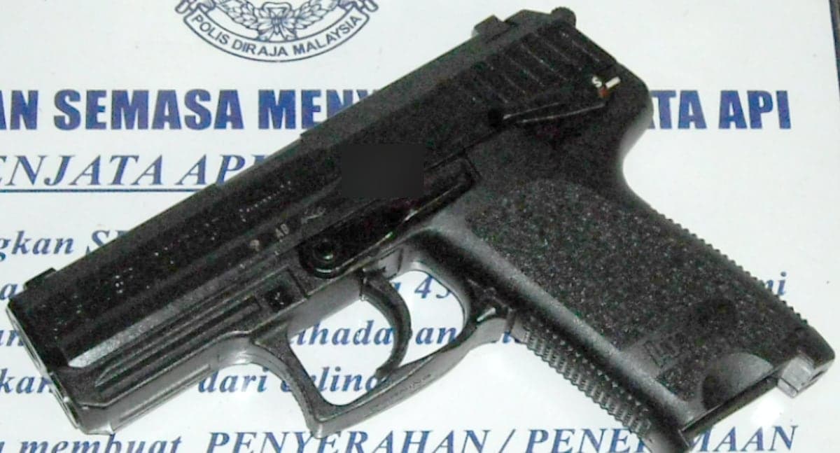 Heckler & Koch USP Compact (model photo)
