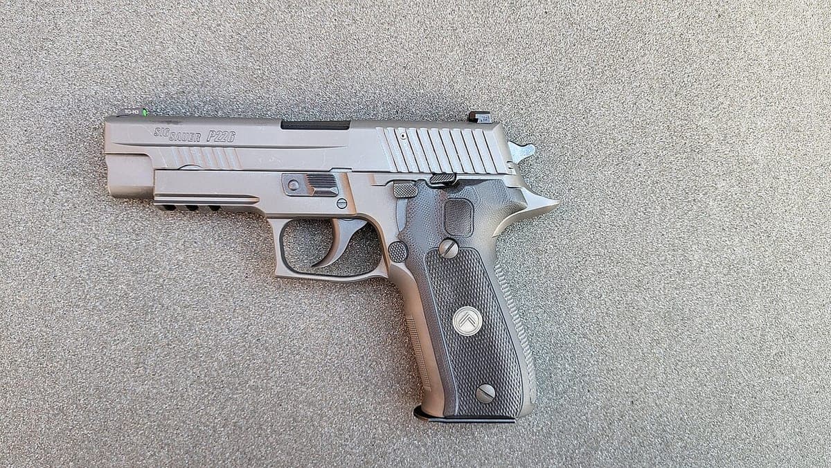 SIG SAUER P226 (model photo)