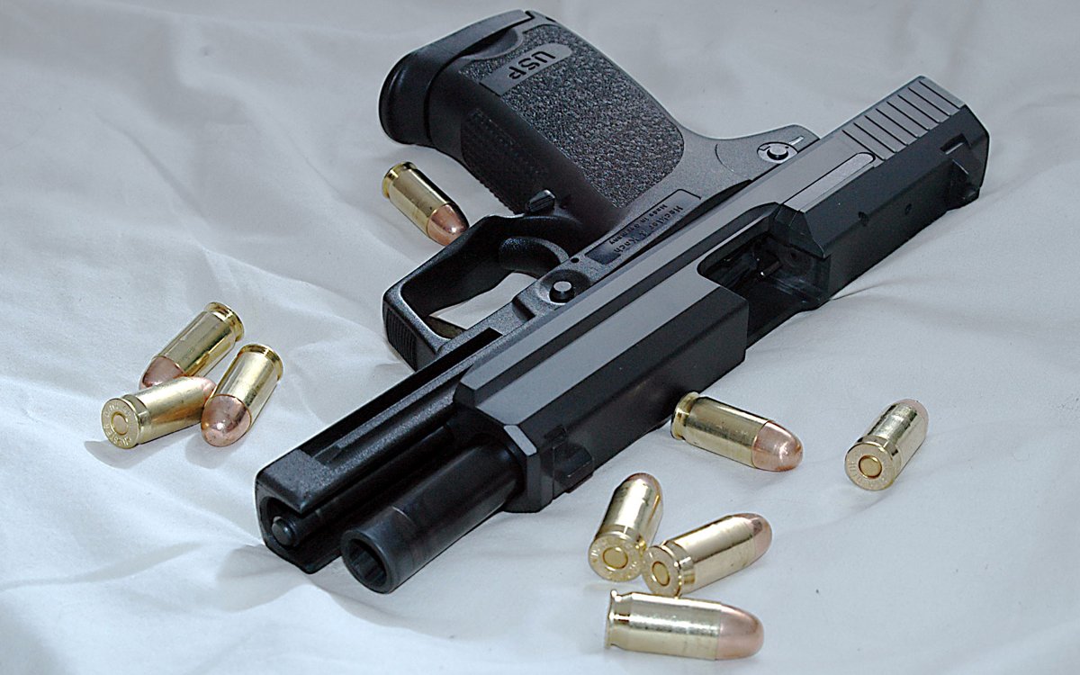 Heckler & Koch USP 9 (model photo)